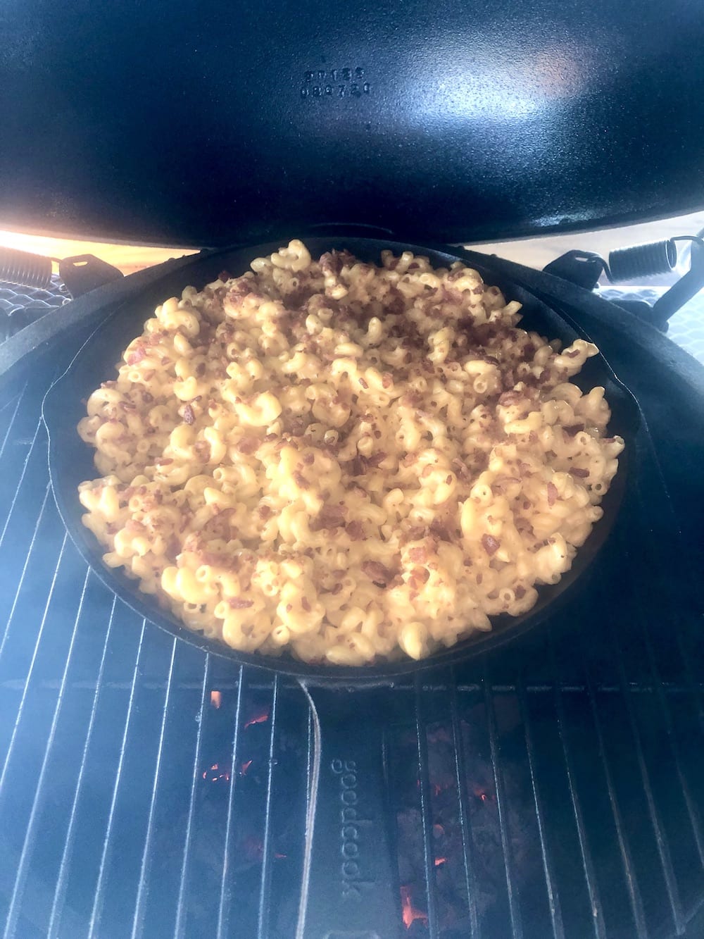 skillet of mac and cheese on a grill
