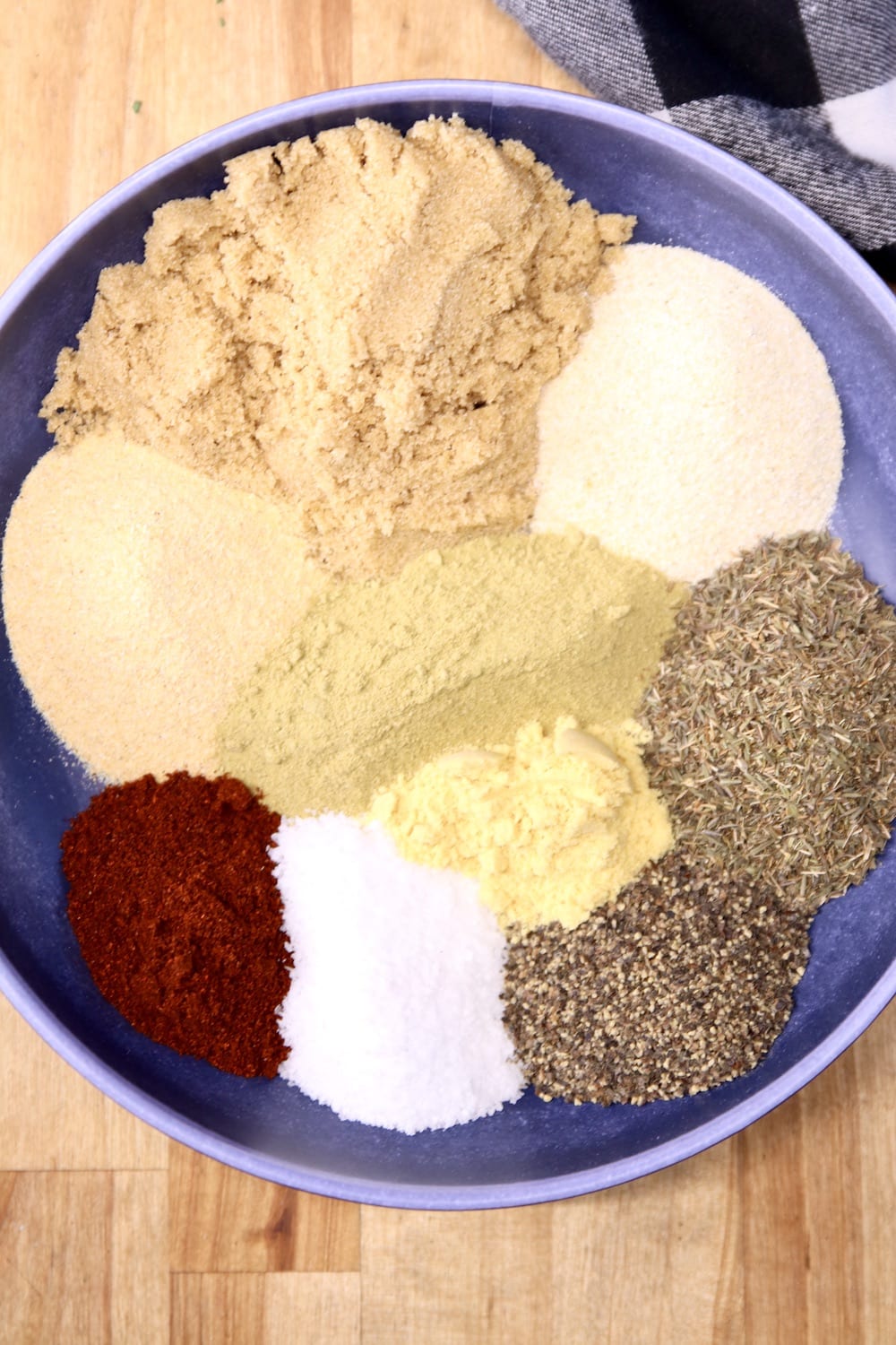 Green chile dry rub ingredients in a blue bowl