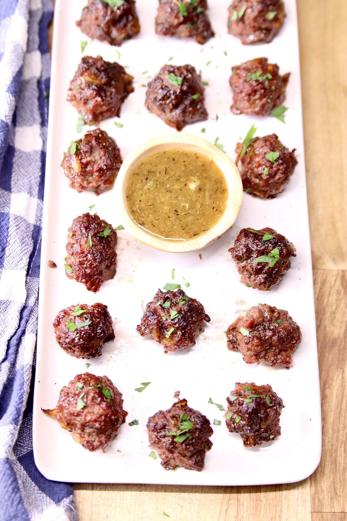 Grilled meatballs on a platter