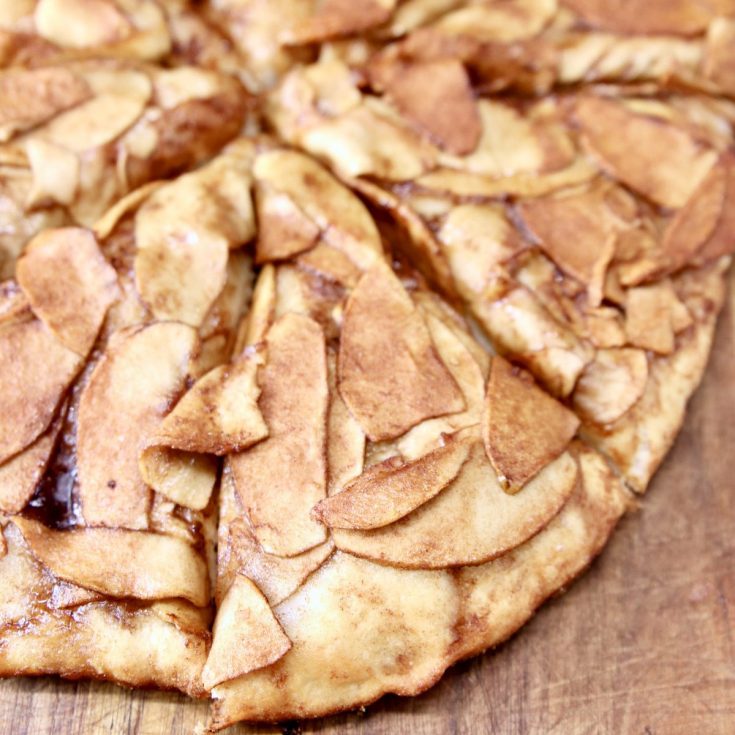 apple pie pizza, sliced, close up