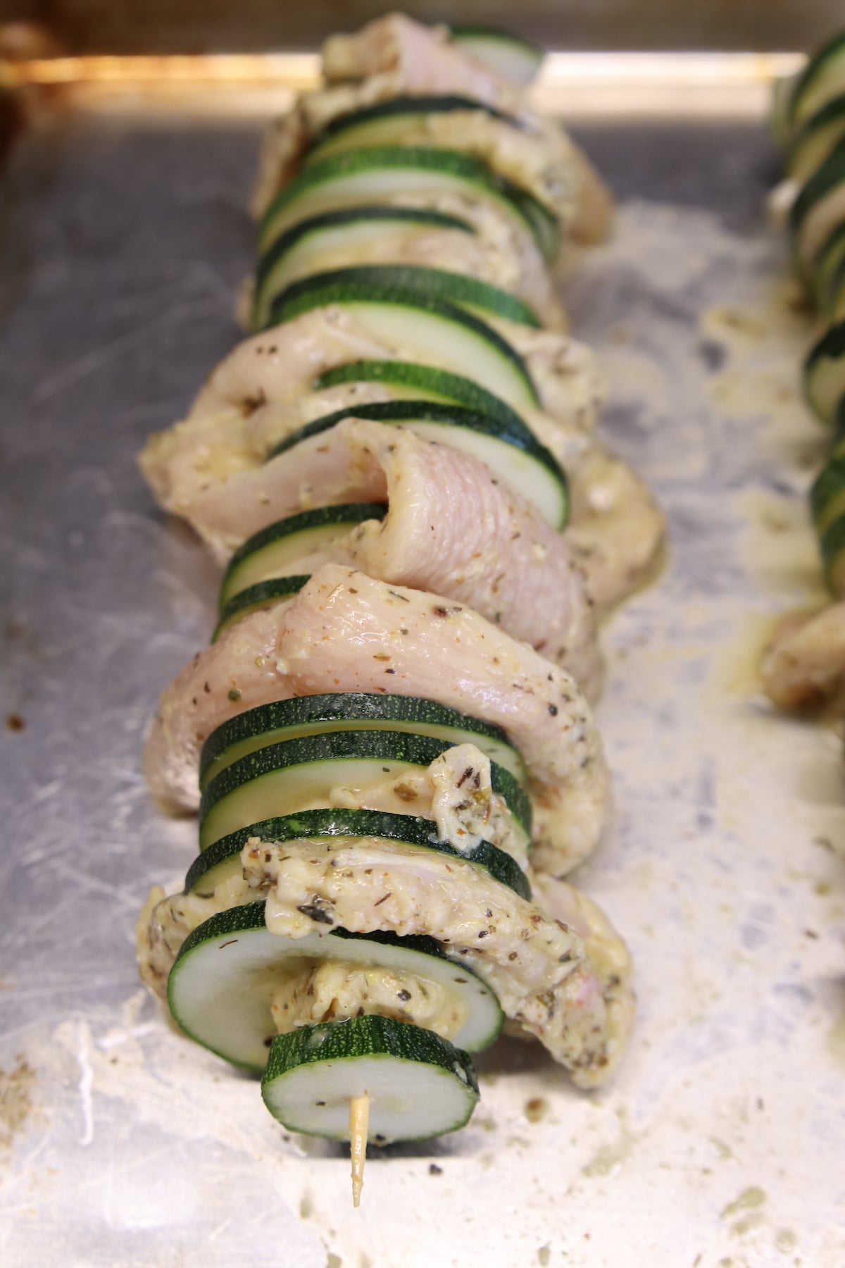 Skewers with zucchini and chicken.