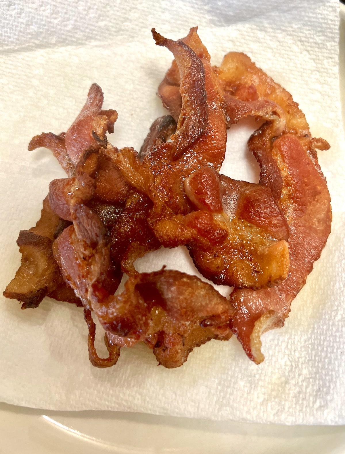 Cooked bacon on paper towel.