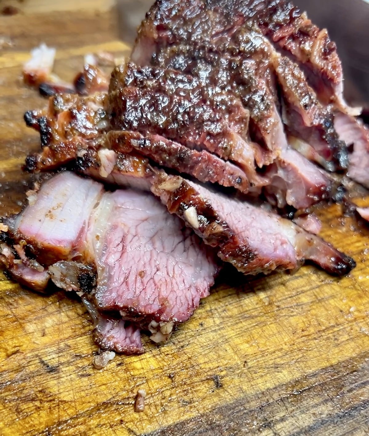 Sliced beef ribs on a cutting board.