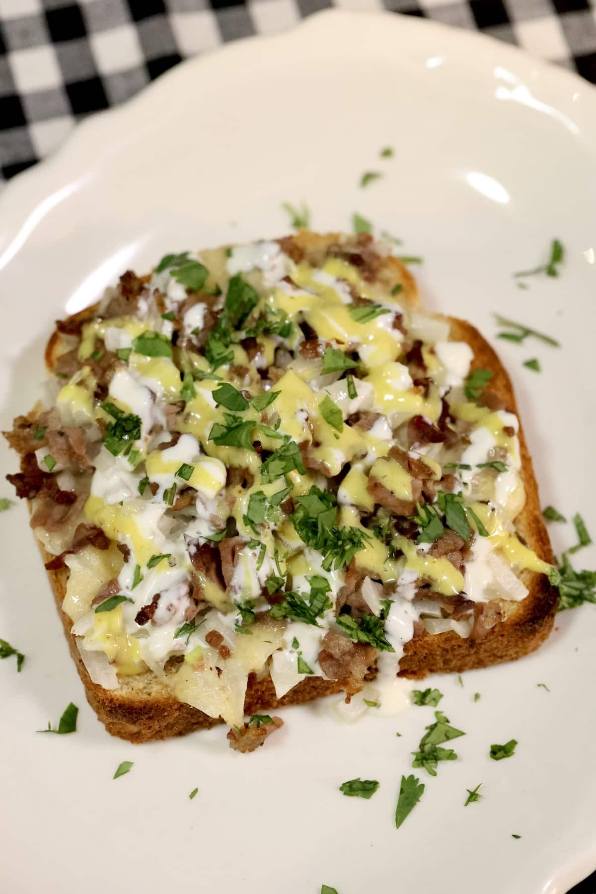 Toasted roast beef sandwich. Toasted sandwich with beef and gouda cheese.