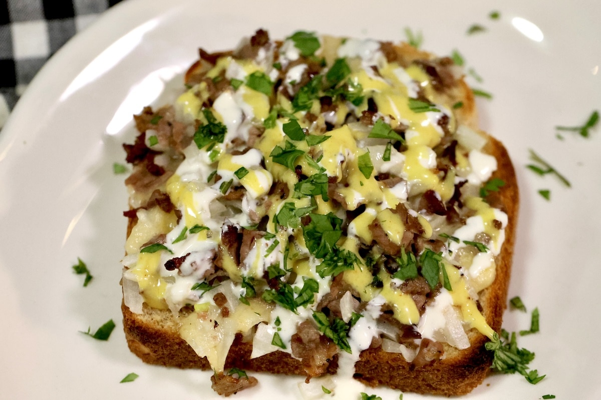 Deli roast beef sandwich with onion and smoked gouda. Toasted roast beef sandwich.